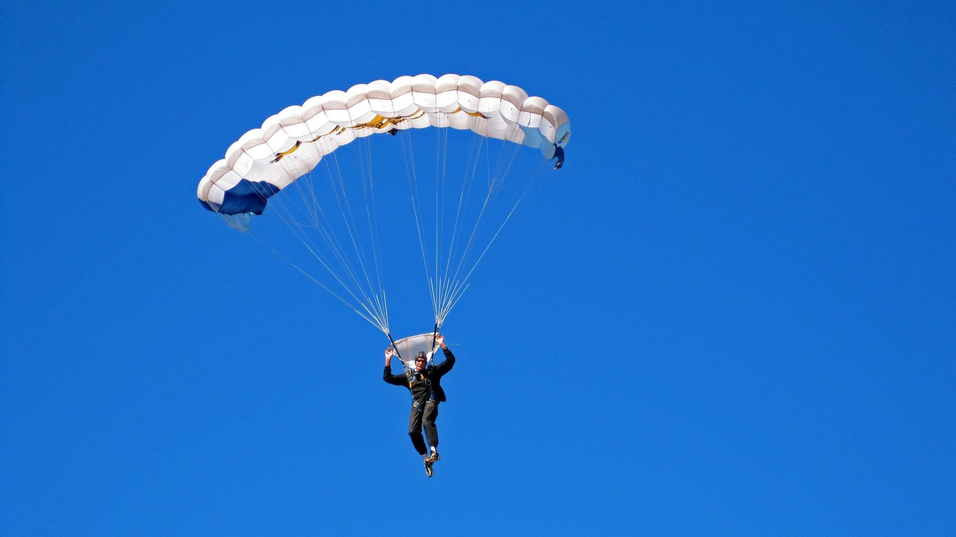 坎特在F1街道赛接管比赛，哥斯达黎加踏平冰岛启示录